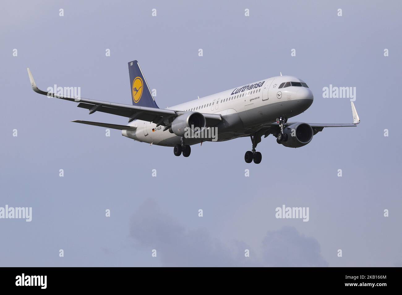 Ein Airbus A320-200 von Lufthansa landet auf dem niederländischen Flughafen Amsterdam Schiphol. Bei dem Flugzeug handelt es sich um einen Airbus A320-200, der 2016 mit der Registrierung D-AIUR hergestellt wurde. Es befördert 180 Passagiere in der Economy-Klasse. Das Flugzeug ist mit 2 CFM56-5 Motoren ausgestattet und hat Sharklets. Lufthansa ist offiziell als Deutsche Lufthansa die größte Airline in Deutschland und Europa und fliegt eine Flotte von 283 Flugzeugen. Lufthansa ist Mitglied der Star Alliance. Das Flugzeug hat die alte Lackierung. (Foto von Nicolas Economou/NurPhoto) Stockfoto