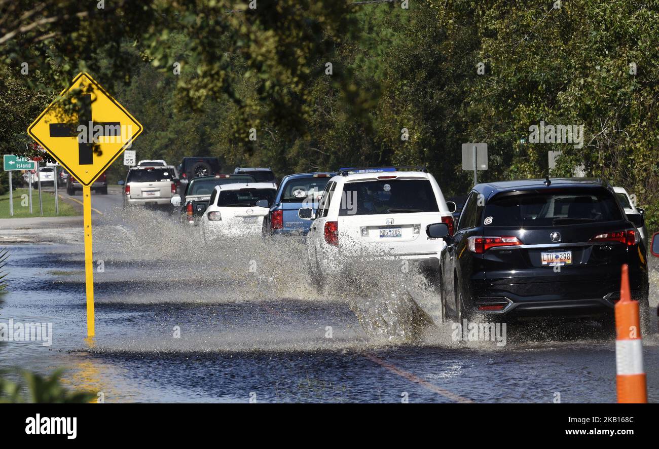 Pawleys Island, South Carolina, USA - Autos fahren am 17. September 2018 durch eine überflutete Straße in Pawleys Island, South Carolina. Rekordmengen von Regenfällen durch den Sturmagen Florenz verursachen weitverbreitete Überschwemmungen in den Carolinas. (Foto von Paul Hennessy/NurPhoto) Stockfoto