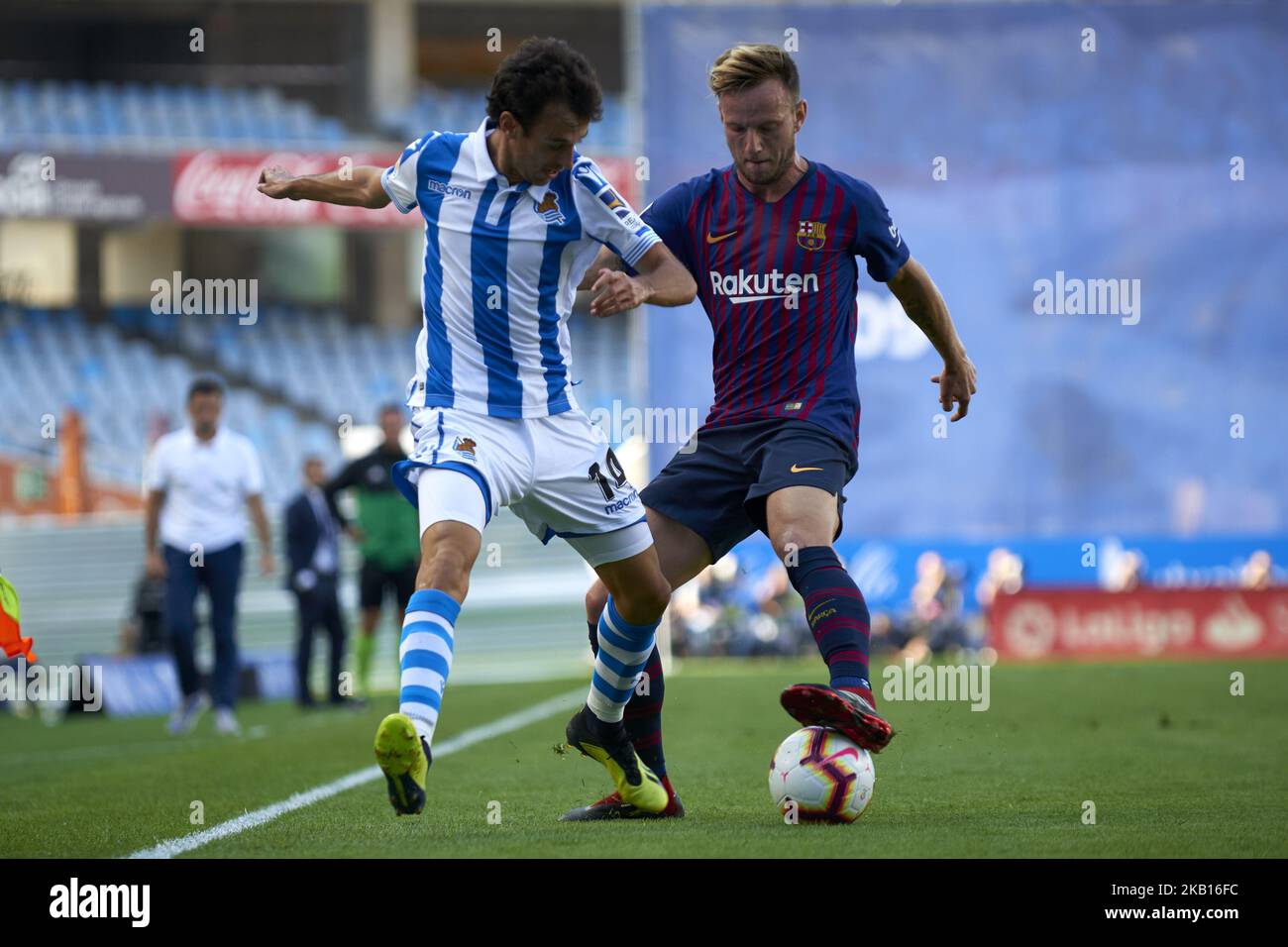 Ruben Pardo und Ivan Rakitic kämpfen beim Spiel zwischen Real Sociedad und dem FC Barcelona im Anoeta Stadium in San Sebastian, Spanien, am 15. September 2018 um den Ball. (Foto von Jose Breton/NurPhoto) Stockfoto