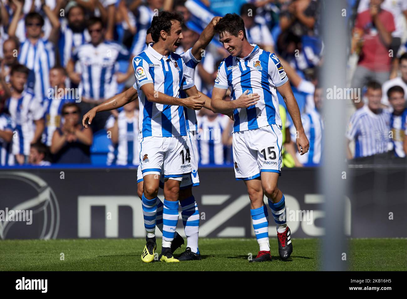 Aritz Elustondo feiert, nachdem er am 15. September 2018 im Anoeta Stadium in San Sebastian, Spanien, das erste Tor seiner Seite erzielt hat, mit Ruben Pardo. (Foto von Jose Breton/NurPhoto) Stockfoto