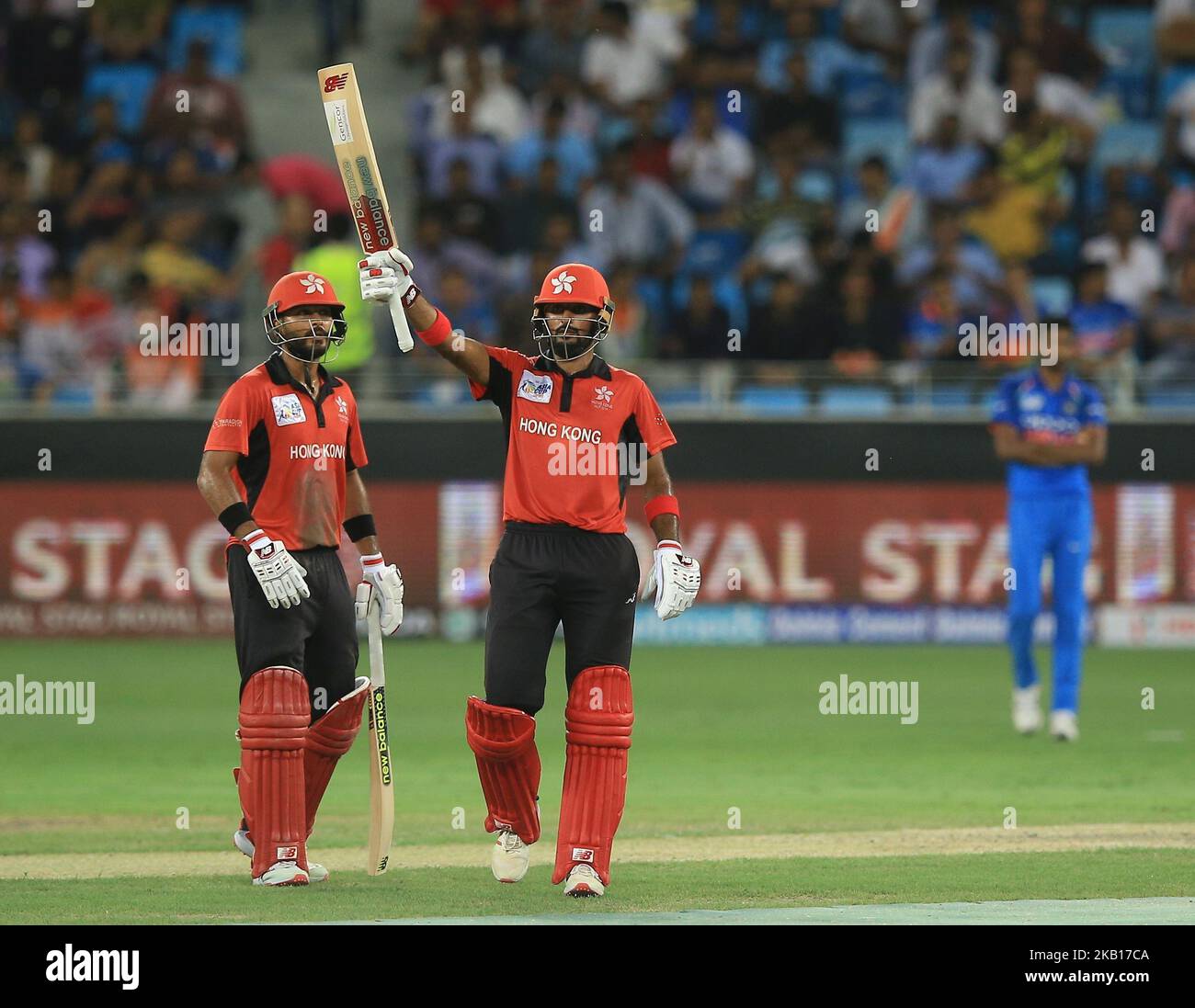 Der Hongkonger Cricketspieler Nizakat Khan feiert 50 Läufe, während Kapitän Anshuman Rath während des Cricket-Matches 4. beim Asia Cup 2018 zwischen Indien und Hongkong im Dubai International Cricket Stadium, Dubai, Vereinigte Arabische Emirate, anschaut. 09-18-2018 (Foto von Tharaka Basnayaka/NurPhoto) Stockfoto