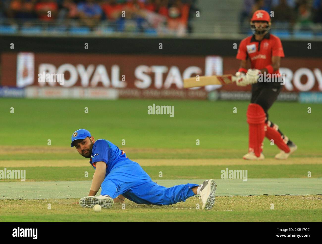 Der indische Cricket-Kapitän Rohit Sharma schaut zu, wie er während des Cricket-Spiels 4. des Asia Cup 2018 zwischen Indien und Hongkong im Dubai International Cricket Stadium, Dubai, Vereinigte Arabische Emirate, einen Ball stoppt. 09-18-2018 (Foto von Tharaka Basnayaka/NurPhoto) Stockfoto