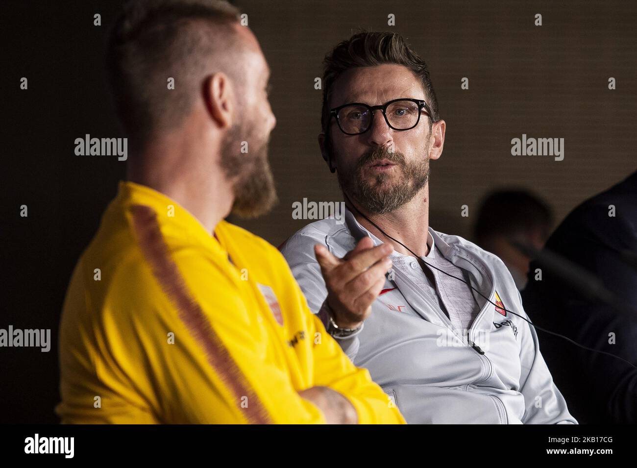 Daniele De Rossi (L) und Trainer Eusebio Di Francesco (R) von Roma während der Pressekonferenz am Tag vor dem Champions-League-Spiel zwischen Real Madrid und Roma im Santiago Bernabeu-Stadion in Madrid, Spanien. 18. September 2018.(Foto von BorjaB.Hojas/COOLMedia/NurPhoto) Stockfoto