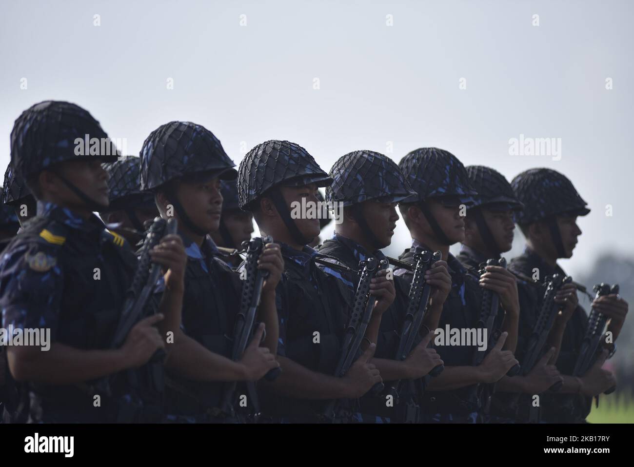 Mitarbeiter der nepalesischen Polizei nehmen am Mittwoch, den 19. September, an einer Feier des Tag der Verfassung im Pavillon der nepalesischen Armee in Tundikhel, Kathmandu, Nepal, Teil. 2018. (Foto von Narayan Maharjan/NurPhoto) Stockfoto