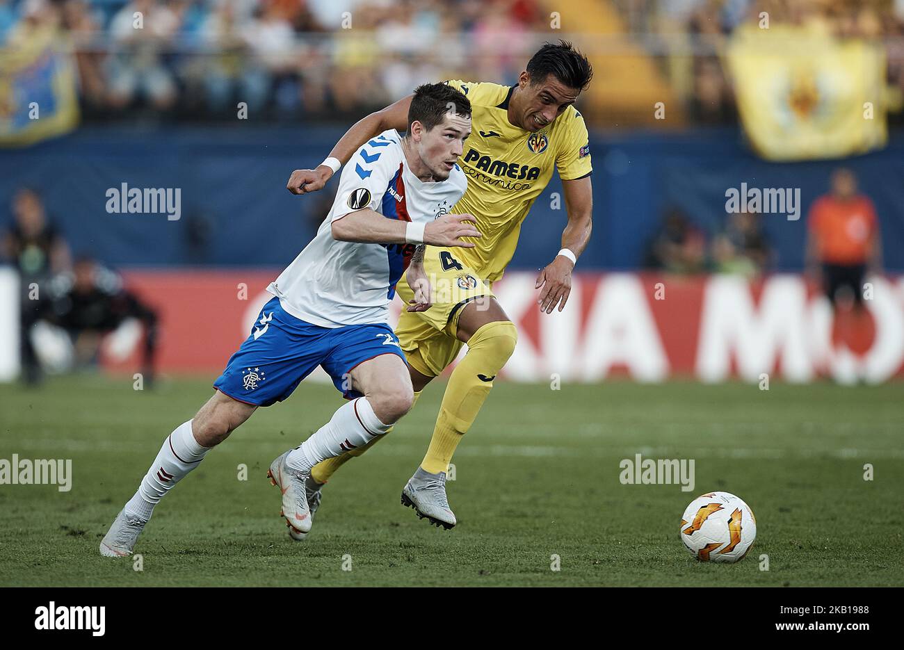 Ryan Kent (L) von den Rangers kämpft mit Funes Mori von Villarreal CF beim UEFA Europa League-Spiel der Gruppe G zwischen Villarreal CF und den Rangers am 20. September 2018 im Estadio de la Ceramica in Vila-real, Spanien (Foto: David Aliaga/NurPhoto) Stockfoto