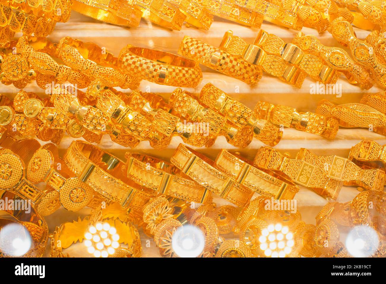 Dubai, VAE - 12.. oktober 2022 : verschiedene goldene Armbänder im alten Gold-Souk im alten Dubai Stockfoto