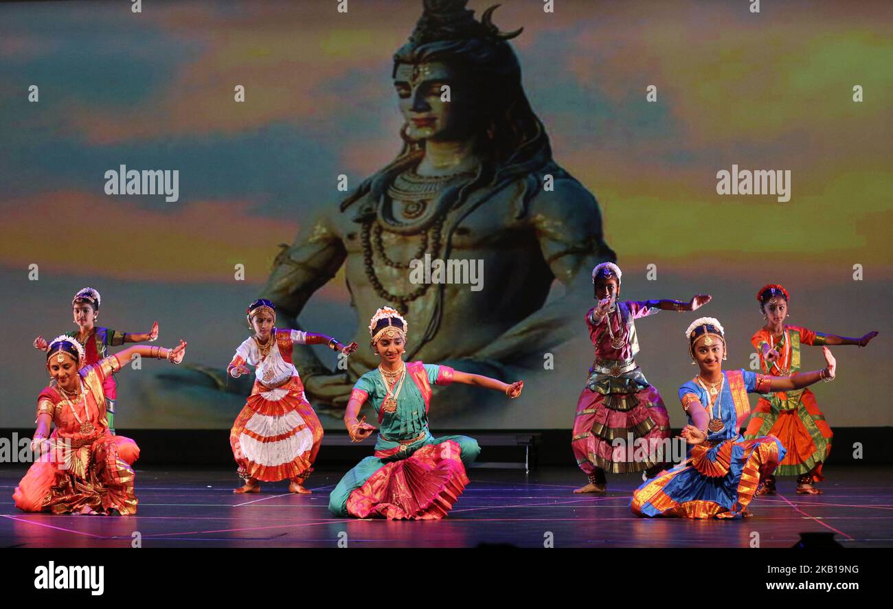 Studenten der Nritya Kala Mandir School of Indian Classical Dance führen am 8. September 2018 einen Bharatnatyam-Tanz zu Ehren von Lord Shiva während der Nrityotsava-Tanzextravaganza in Toronto, Ontario, Kanada, auf. Nrityotsava bot Studenten die Möglichkeit, ihre Talente zu präsentieren und gleichzeitig ihre Kultur und ihr Erbe zu nutzen. (Foto von Creative Touch Imaging Ltd./NurPhoto) Stockfoto