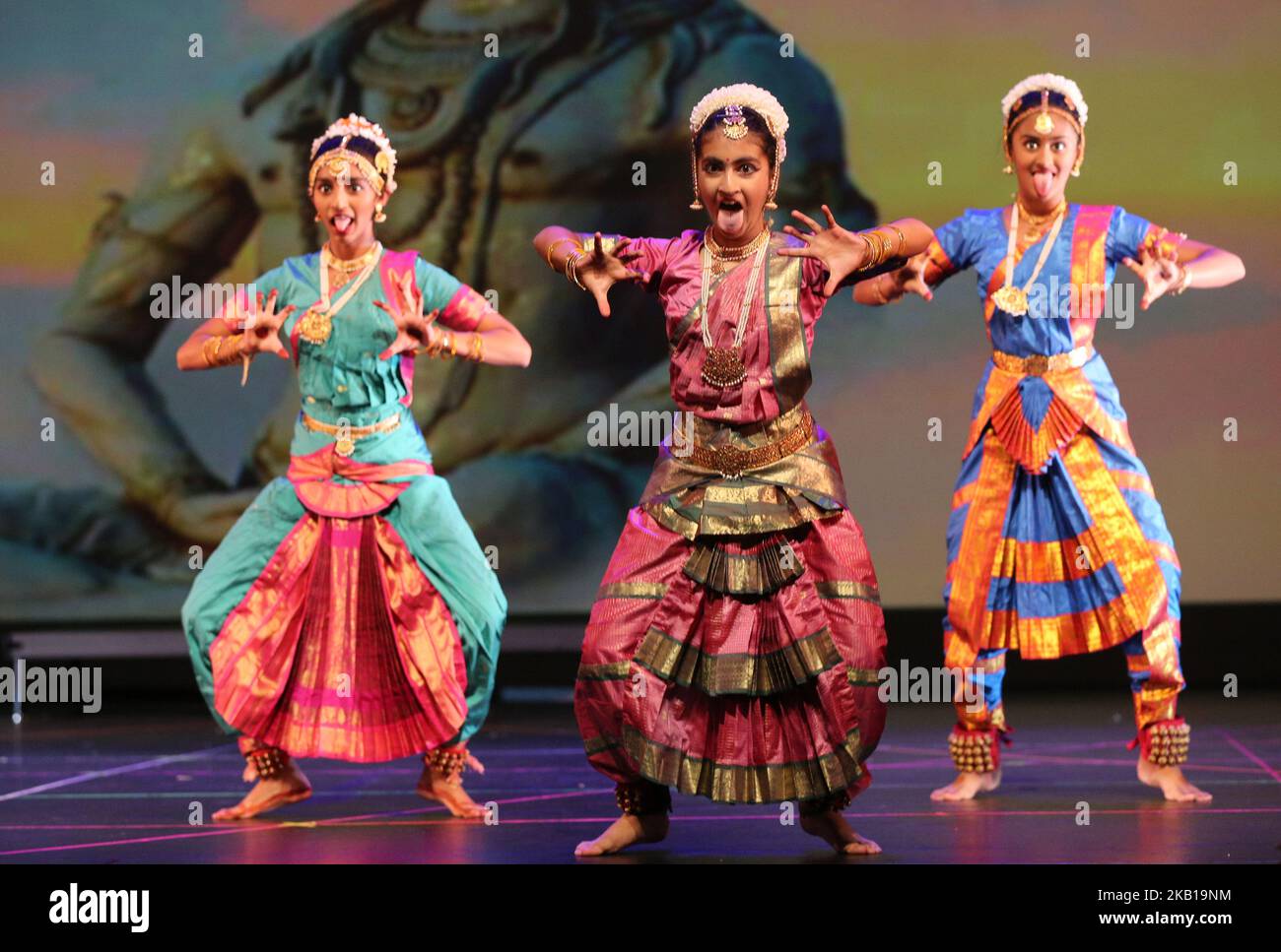 Studenten der Nritya Kala Mandir School of Indian Classical Dance führen am 8. September 2018 einen Bharatnatyam-Tanz zu Ehren von Lord Shiva während der Nrityotsava-Tanzextravaganza in Toronto, Ontario, Kanada, auf. Nrityotsava bot Studenten die Möglichkeit, ihre Talente zu präsentieren und gleichzeitig ihre Kultur und ihr Erbe zu nutzen. (Foto von Creative Touch Imaging Ltd./NurPhoto) Stockfoto