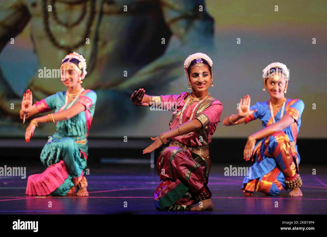 Studenten der Nritya Kala Mandir School of Indian Classical Dance führen am 8. September 2018 einen Bharatnatyam-Tanz zu Ehren von Lord Shiva während der Nrityotsava-Tanzextravaganza in Toronto, Ontario, Kanada, auf. Nrityotsava bot Studenten die Möglichkeit, ihre Talente zu präsentieren und gleichzeitig ihre Kultur und ihr Erbe zu nutzen. (Foto von Creative Touch Imaging Ltd./NurPhoto) Stockfoto