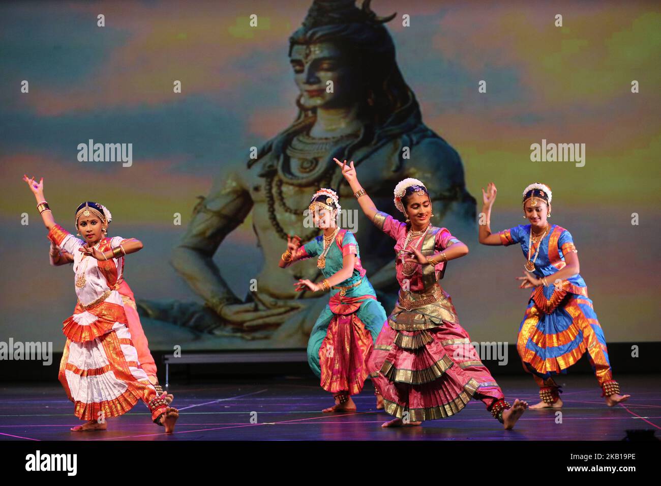 Studenten der Nritya Kala Mandir School of Indian Classical Dance führen am 8. September 2018 einen Bharatnatyam-Tanz zu Ehren von Lord Shiva während der Nrityotsava-Tanzextravaganza in Toronto, Ontario, Kanada, auf. Nrityotsava bot Studenten die Möglichkeit, ihre Talente zu präsentieren und gleichzeitig ihre Kultur und ihr Erbe zu nutzen. (Foto von Creative Touch Imaging Ltd./NurPhoto) Stockfoto