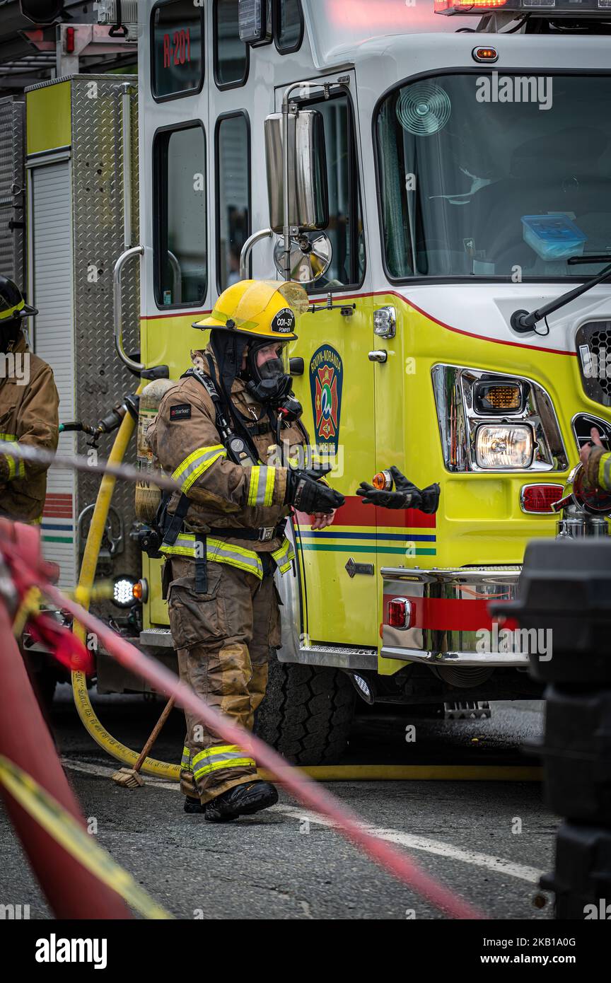 Rouyn-Noranda, Quebec, Kanada, 06-15-2022 - erschöpfter Feuerwehrmann, nachdem er ein Hausbrand bekämpft und seine Handschuhe geschmissen hatte Stockfoto