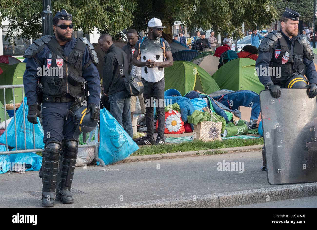 Am 20. September 2018, dem Tag nach der vom Verwaltungsgericht erteilten Genehmigung zur Demontage des Platzes Daviais in Nantes, Frankreich, Die Polizei ging dann wie bereits am 23. Juli bei der Evakuierung der 560 Migranten vor, die dort in unwürdigen sanitären Bedingungen lebten, wobei letztere vorübergehend an 5 Turnhallen, die über die Metropole verteilt waren, ausgerichtet waren, um dort geschützt zu werden. Darüber hinaus haben sich die Stadt Nantes und der Staat verpflichtet, 2 Mahlzeiten pro Tag und pro Migrant zu verteilen. (Foto von Estelle Ruiz/NurPhoto) Stockfoto