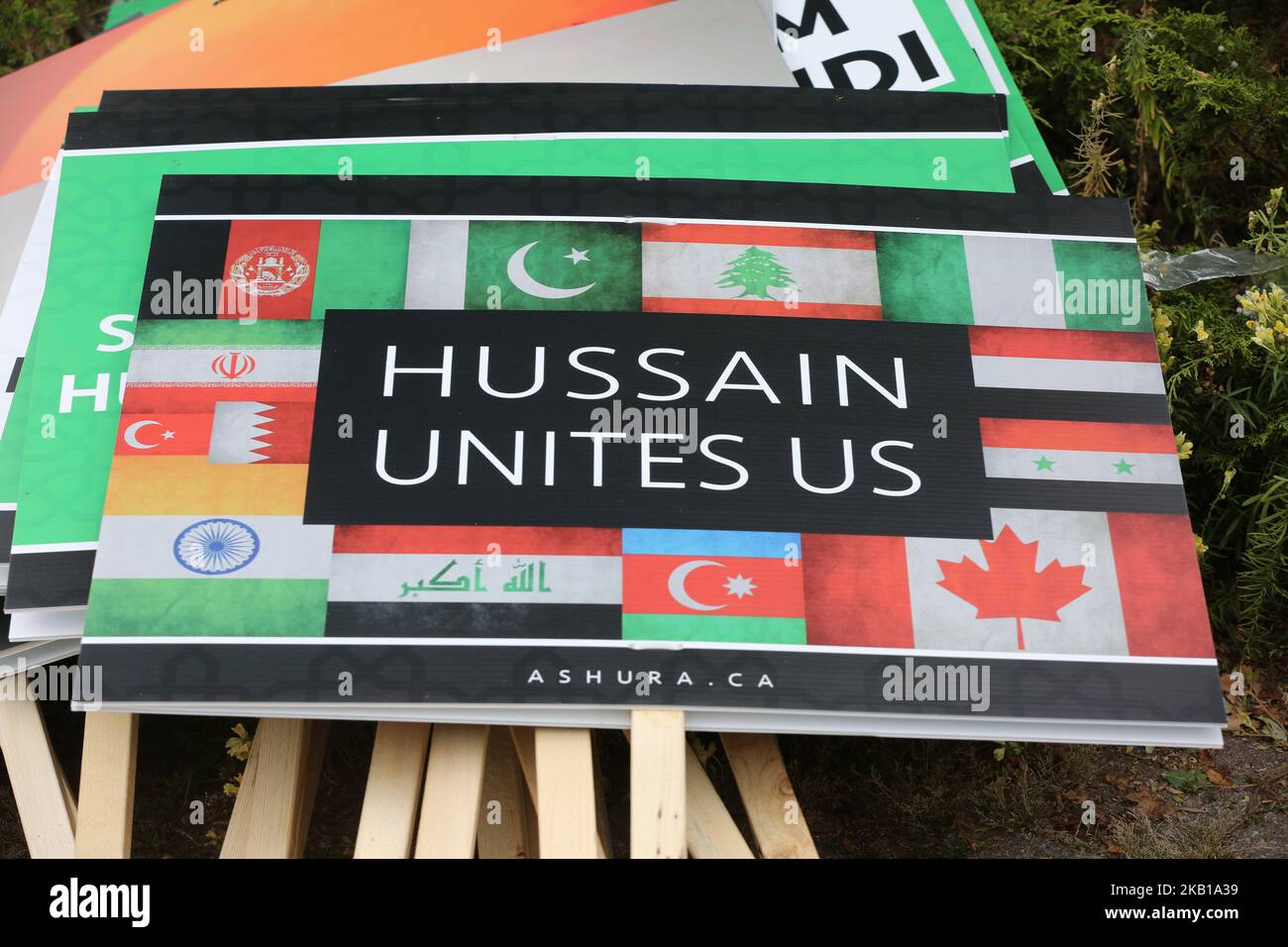 „Hussain vereint uns“, als schiitische muslimische Trauerjägerinnen am 20. September 2018 in Toronto, Ontario, Kanada, an einer Muharram-Prozession teilnehmen. Hunderte schiitischer Muslime gingen auf die Straße, um des Todes des dritten Imam Hussein zu gedenken, der zusammen mit 72 seiner Kameraden in einem Kampf gegen die Armee des Kalifen Yazid aus dem 7. Jahrhundert getötet wurde. Im Einklang mit der militärischen Natur dieser Ashura-Prozessionen simulieren Trauernde Selbstgeißelung und knistern auf ihre Brust, bis sie eine Bassdrum und das Knistern einer Snare schlagen. (Foto von Creative Touch Imaging Ltd./NurPhoto) Stockfoto