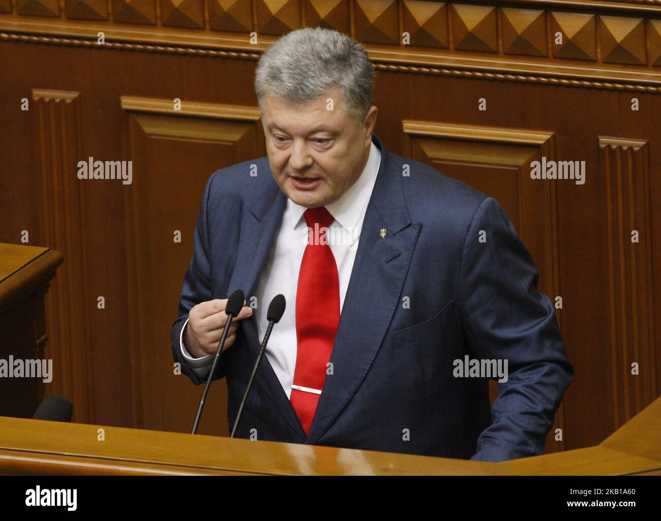 Der ukrainische Präsident Petro Poroschenko spricht während seiner jährlichen Rede zur Lage der Nation vor dem ukrainischen Parlament in Kiew, Ukraine, am 20. September 2018. Das ukrainische parlament hat dem Verfassungsgericht ein Präsidialgesetz zur Änderung der Verfassung der Ukraine bezüglich des strategischen Kurses des Staates für die Vollmitgliedschaft der Ukraine in der EU und der NATO übermittelt. Während der Rede stellte der ukrainische Präsident die Fragen der NATO- und EU-Mitgliedschaft und der Schaffung der autokephalen orthodoxen ukrainischen Kirche auf. (Foto von NurPhoto) Stockfoto