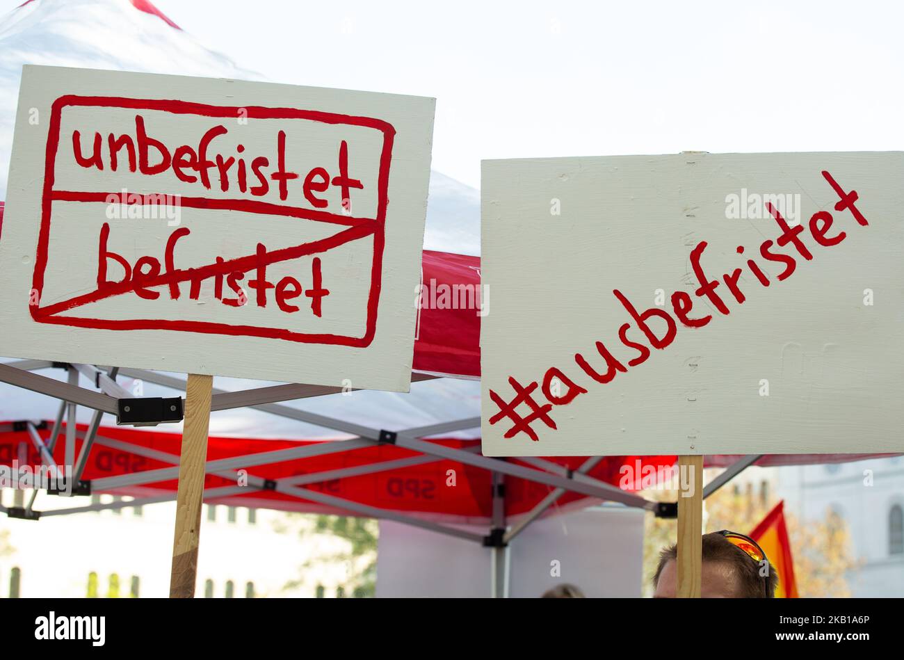 Schilder mit den Aufschrift „unfristet / befristet (gekreuzt)“ - „unbegrenzt - begrenzt“ und „#ausgefristet“. Der Vorsitzende der Jusos (Young Socialists), der Jugendorganisation der Sozialdemokratischen Partei (SPD), Kevin Kuehnert, sprach am 21. September 2018 in München in einem 'Flashmob' gegen unbegründete, fixe Begriffe (sachgrundlose Befristung). Die Veranstaltung wurde von der Landtagsabgeordneten Isabell Zachrias organisiert. (Foto von Alexander Pohl/NurPhoto) Stockfoto