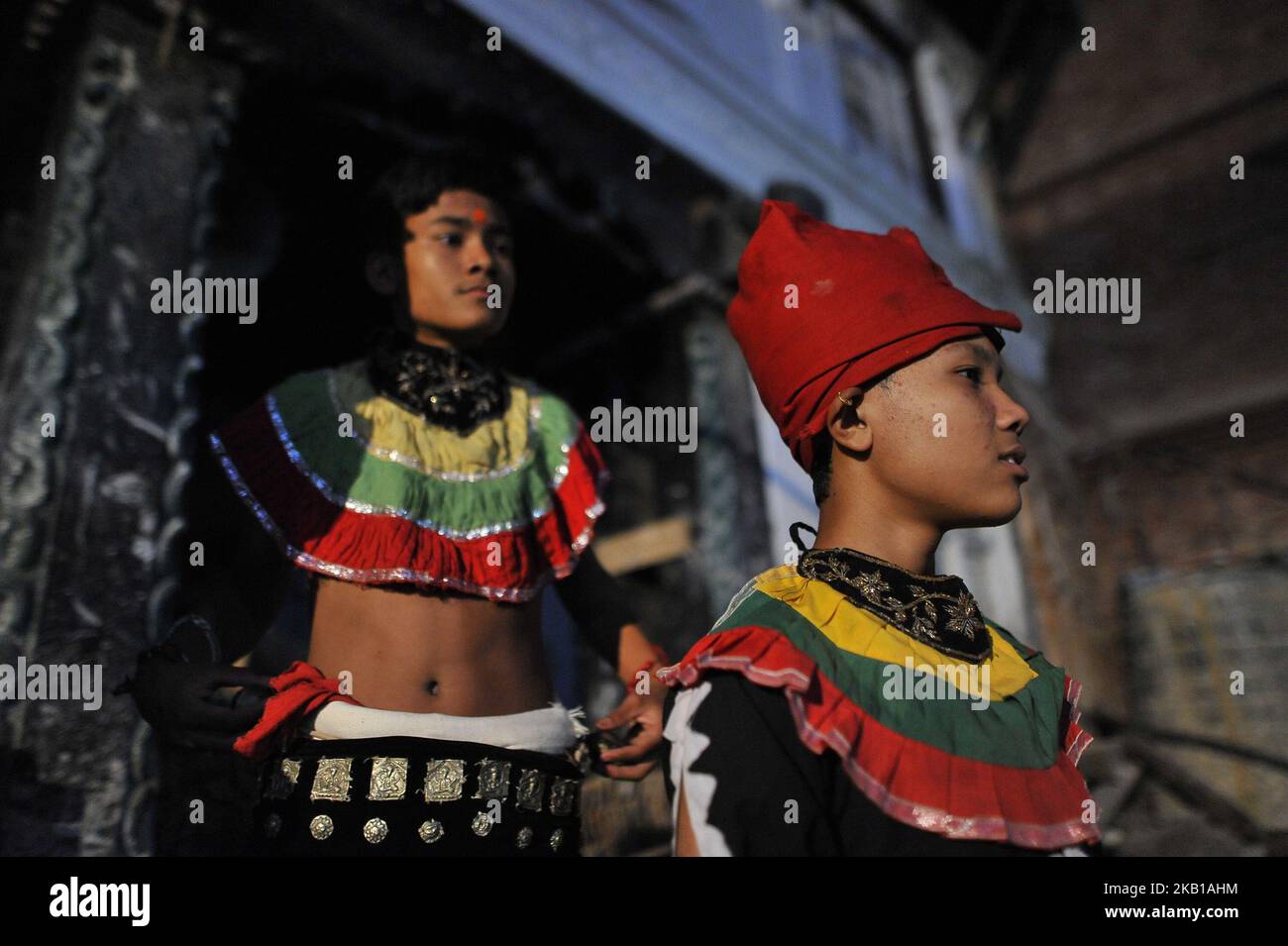 Am ersten Tag des Indra Jatra Festivals, das am Freitag, dem 21. September 2018, auf dem Basantapur Durbar Square, Kathmandu, Nepal, gefeiert wird, treffen maskierte Tänzer ein, um rituellen Triditionstanz aufzuführen. Eifrige Anhänger feierten den regengott „Indra“ für eine Woche in Kathmandu. (Foto von Narayan Maharjan/NurPhoto) Stockfoto