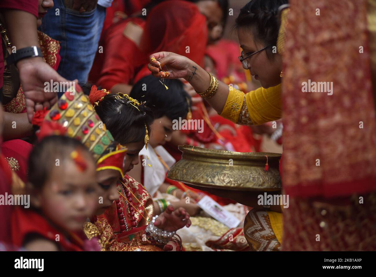 Ein Anhänger, der Rituale an junge nepalesische Mädchen anbietet, verkörpert sich während der