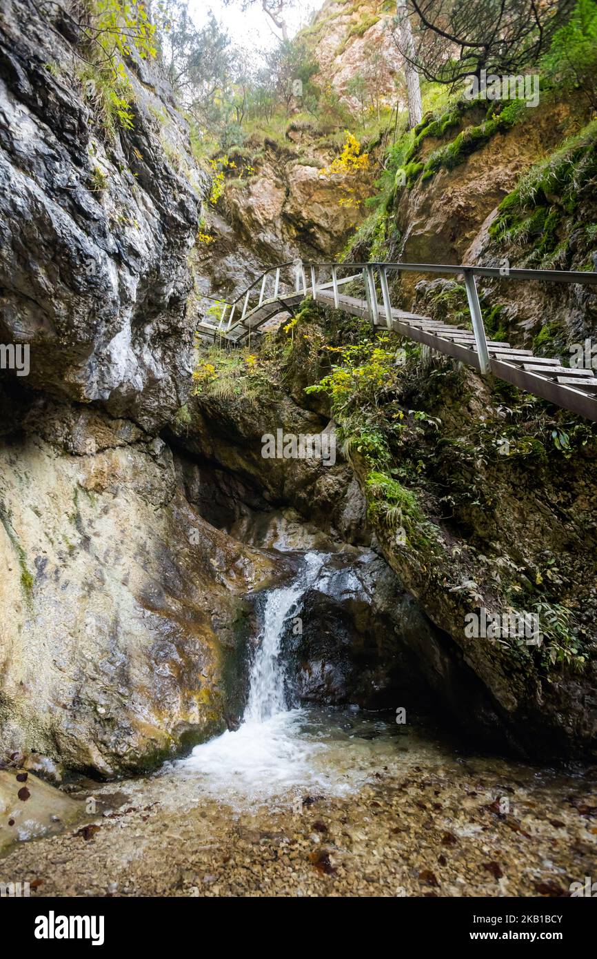 Schöner Weg nach Maly Rozsutec von Biely Potok durch Nove, Horne, Janosikove Diery, - in den slowakischen Mala Fatra Bergen. Sonniges Herbstpanorama. Stockfoto