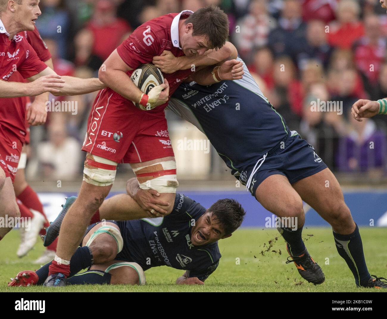 Ed Kennedy von Scarlets, angegangen von Dave Heffernan und Jarrad Butler von Connacht während des Guinness PRO14-Matches zwischen Connacht Rugby und Scarlets auf dem Sportplatz in Galway, Irland, am 22. September 2018 (Foto von Andrew Surma/NurPhoto) Stockfoto