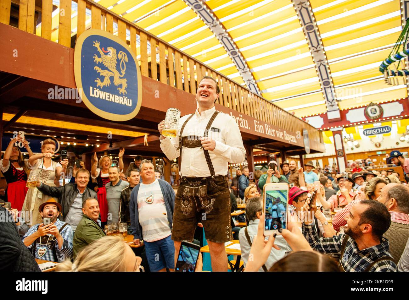 September 24., München. Nach einem sehr geschäftigen Wochenende auf dem Oktoberfest war der erste Montag ein angenehmer, erholsamer Tag. Das Oktoberfest ist das größte Bierfest der Welt und zieht in der Regel über sechs Millionen Besucher während des dreiwöchigen Laufs an. Das Oktoberfest umfasst riesige Bierzelte, die jeweils von einem anderen bayerischen Brauer betrieben werden, sowie Fahrgeschäfte und Aktivitäten. (Foto von Romy Arroyo Fernandez/NurPhoto) Stockfoto