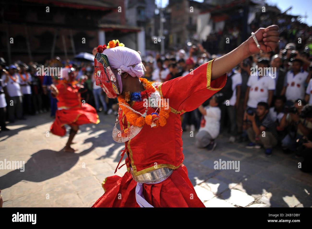 Maskentänzer verkörpern Gott und Göttin, die am Montag, den 24. September 2018, auf dem Basantapur Durbar Square in Kathmandu, Nepal, rituellen traditionellen Tanz auf dem Indra Jatra Festival durchführen. Anhänger feierten den regengott Indra 8 Tage lang in Kathmandu. (Foto von Narayan Maharjan/NurPhoto) Stockfoto