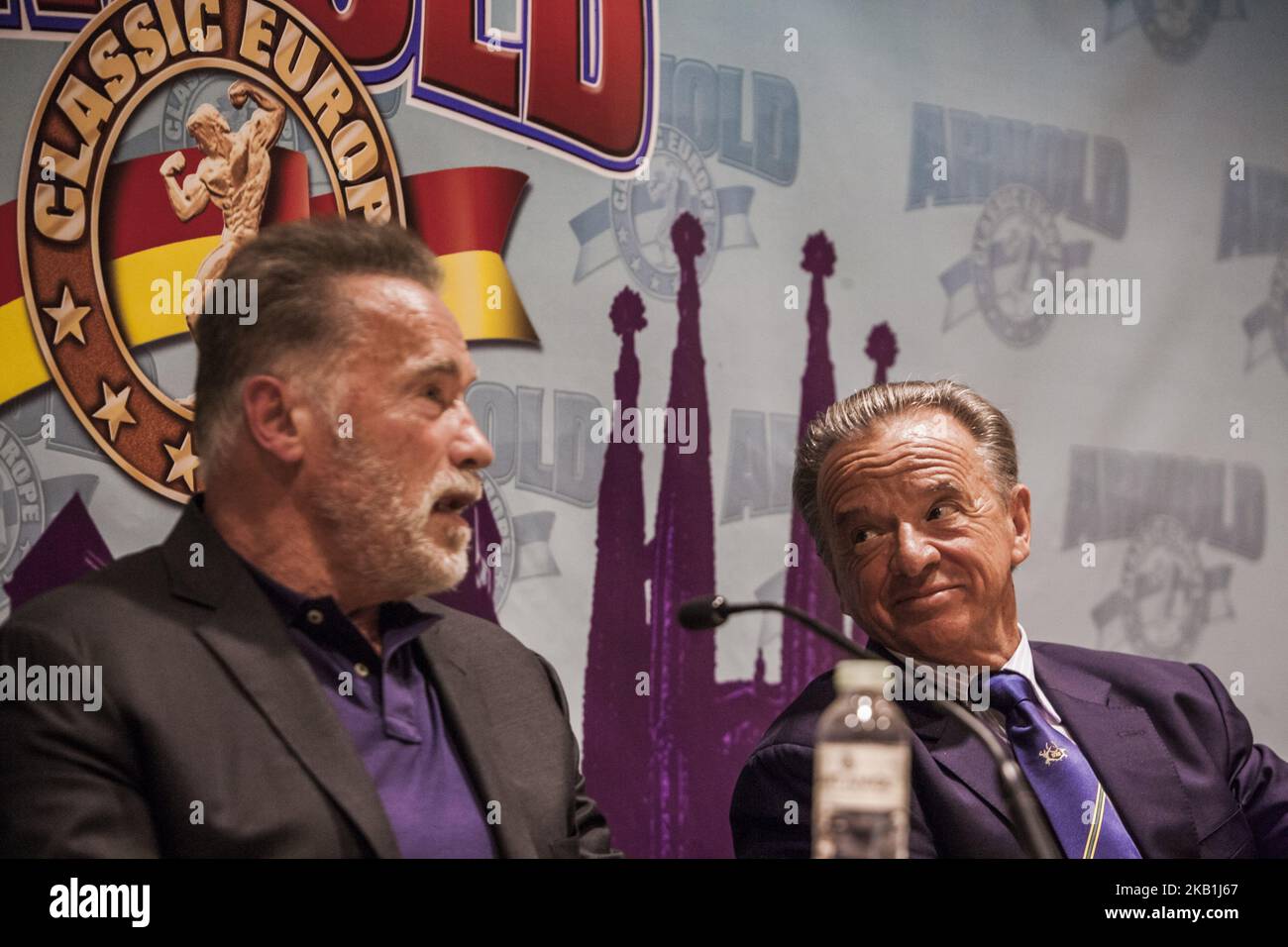 Rafael Santonja, rechts, Präsident des IFBB, beobachtet Arnold Schwarzenegger, links, auf einer Pressekonferenz beim Multisport-Wettbewerb „Arnold Classic Europe“ 2018 in Barcelona, Spanien, am 28. September 2018. (Foto von Celestino Arce/NurPhoto) Stockfoto