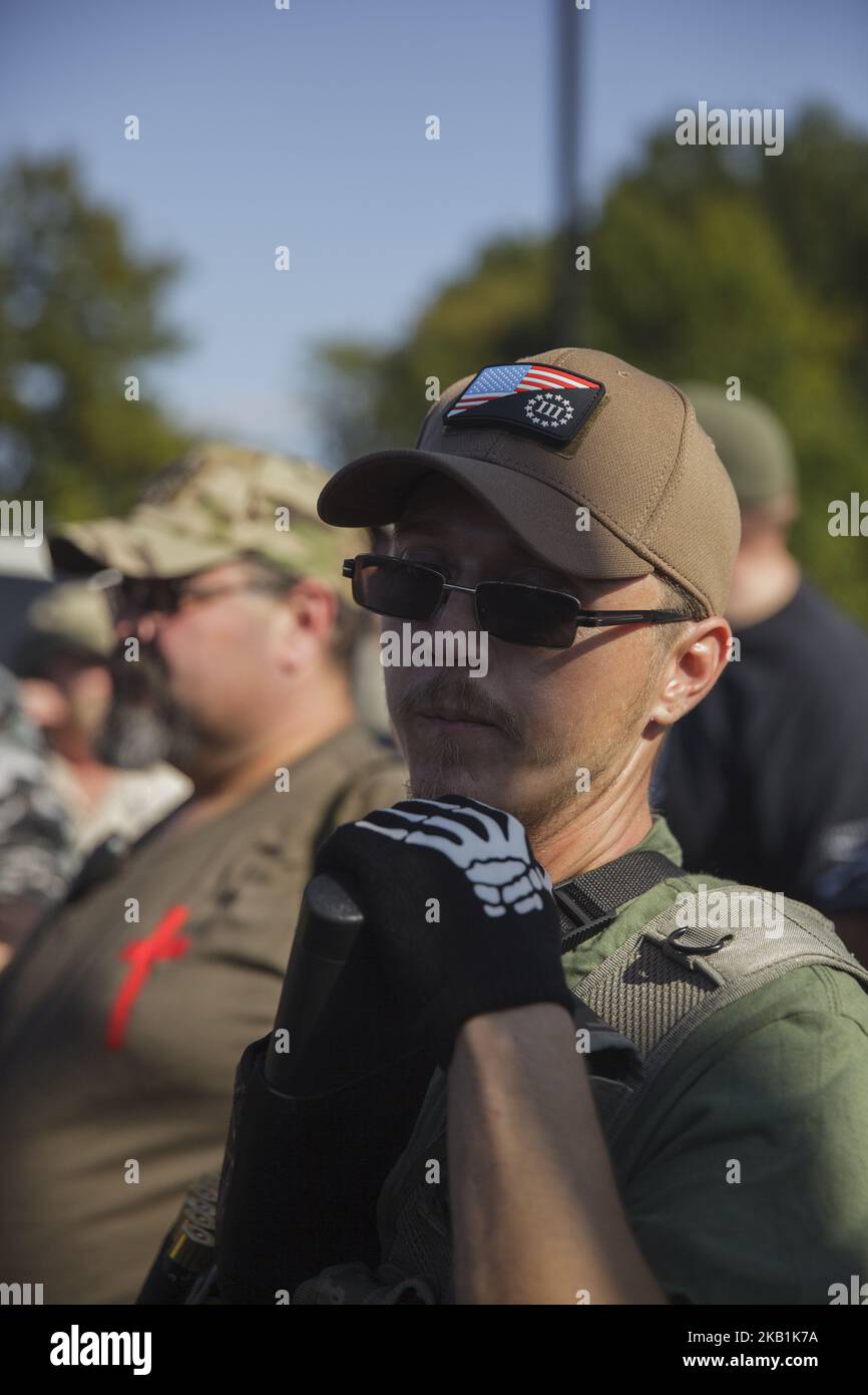 Milizen-Mitglieder machten einen guten Teil der Open Carry Rally aus. Sie waren Teilnehmer und Sicherheit für die Veranstaltung. Kaitlin Bennett, eine ehemalige Studentin der Kent State University, führte einen offenen Carry-Protest auf ihrem ehemaligen Campus an. Die drei Precenters kamen als Bodyguards für Bennett und ihre Gruppe Liberty Hangout. Am 29. September 2018 in Kent, Ohio, USA. (Foto von Shay Horse/NurPhoto) Stockfoto