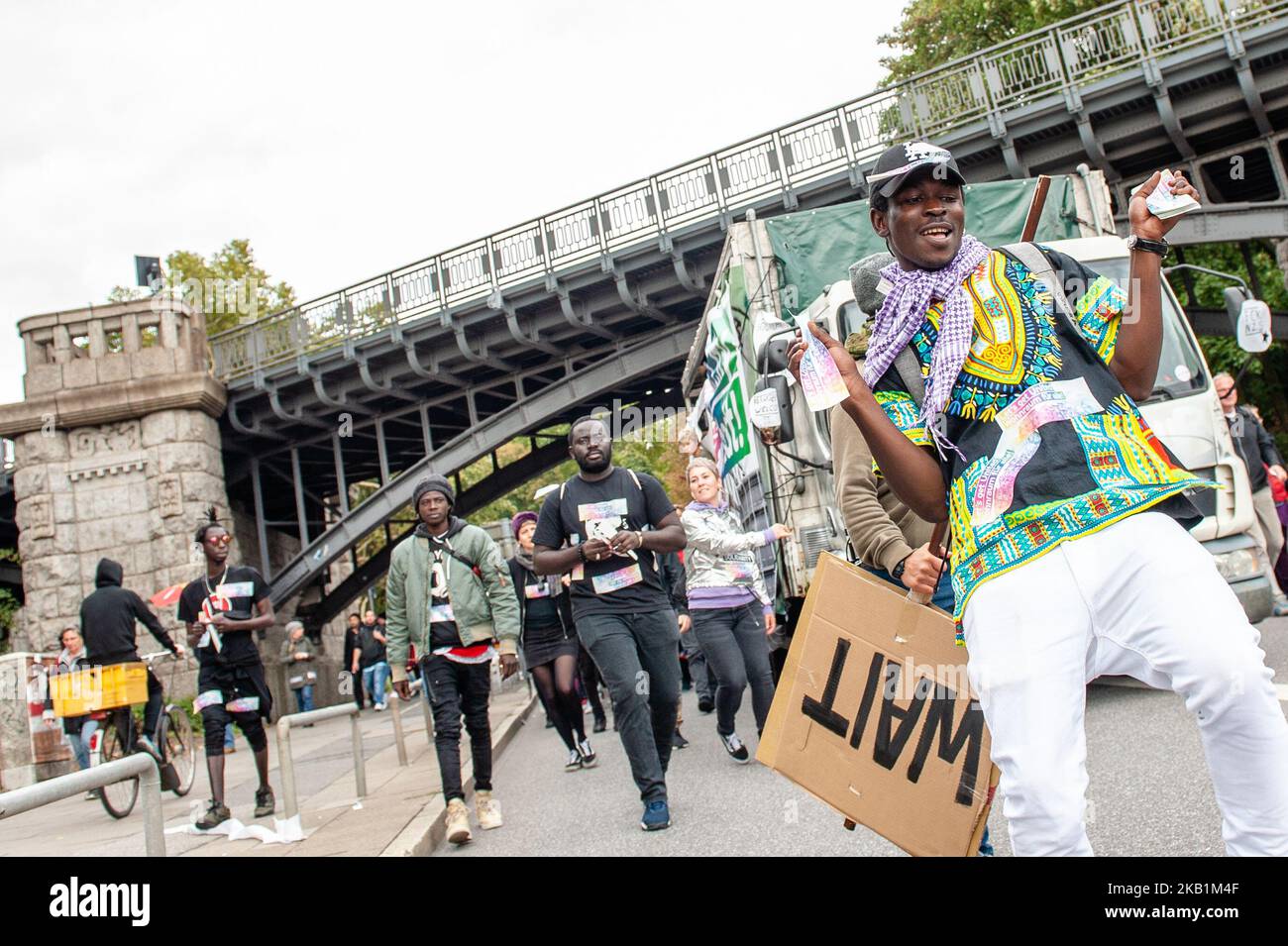 Mehr als 400 Initiativen fordern am 29. September 2018 in Hamburg eine große Demonstration unter dem Motto "United against Racism". „We'll Come united“ ist eine offene Initiative von Menschen aus verschiedenen sozialen, antirassistischen und politischen Netzwerken, einschließlich Flüchtlingen. Sie organisierten eine massive Demonstration gegen Rassismus in Hamburg, wo sich rund dreißigtausend Menschen aus verschiedenen Ländern am Rathausmarkt versammelten. Über 40 Lastwagen verschiedener Organisationen mit ihren Slogans gegen Rassismus marschierten entlang der Parade. Nach der Demonstration versammelten sich die Menschen am Hafen, wo mehrere s Stockfoto