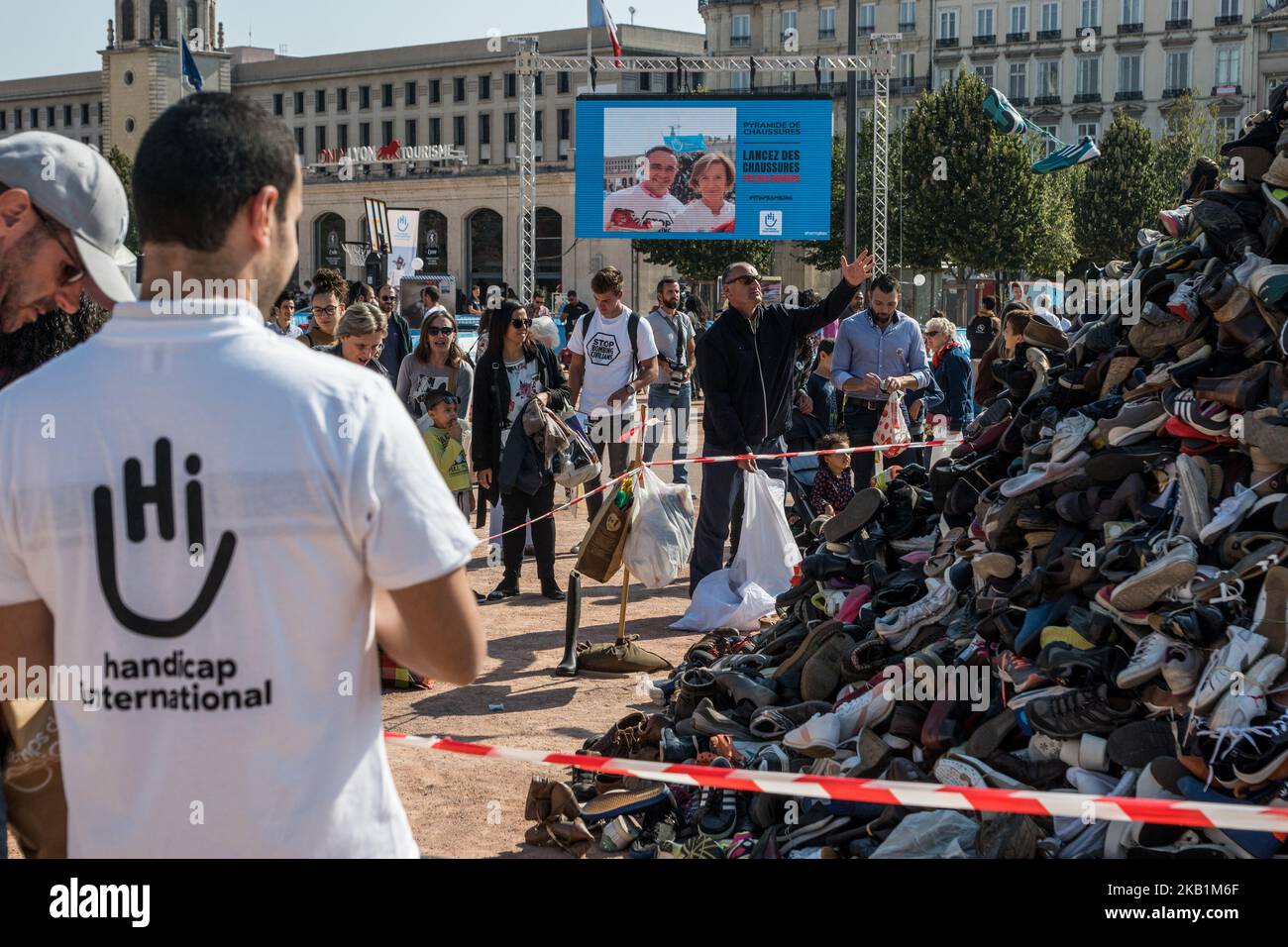 Ausgabe 24. der Schuhpyramide, organisiert von Handicap International am Place Bellecour in Lyon, Frankreich, 29.. September 2018. (Foto von Nicolas Liponne/NurPhoto) Stockfoto