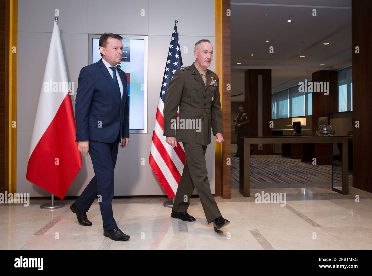 Joseph Dunford (R), Vorsitzender der Stabschefs (höchster Militäroffizier der US-Armee), und Mariusz Blaszczak (L), polnischer Verteidigungsminister, trafen sich während der Konferenz des NATO-Militärausschusses am 29. September 2018 im Double Tree by Hilton Hotel in Warschau, Polen (Foto: Mateusz Wlodarczyk/NurPhoto) Stockfoto