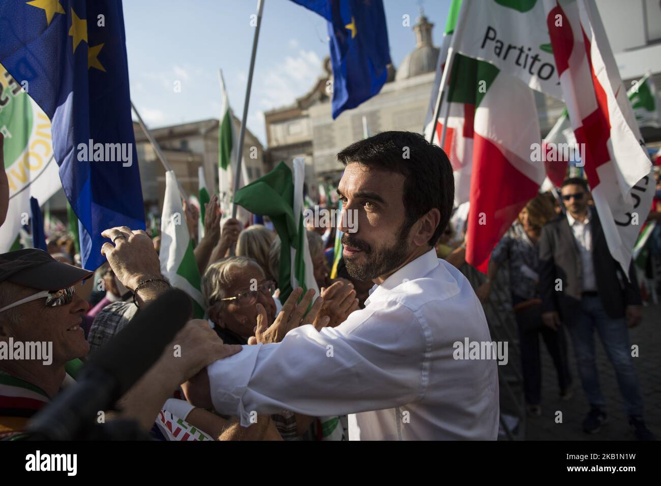 Der Sekretär der italienischen Partei „Partito Democratico“ (Demokratische Partei), Maurizio Martina, wendet sich am 30. September 2018 bei einer Demonstration auf der Piazza del Popolo in der Innenstadt von Rom an die Menge, um gegen die Regierungspolitik zu protestieren. (Foto von Christian Minelli/NurPhoto) Stockfoto