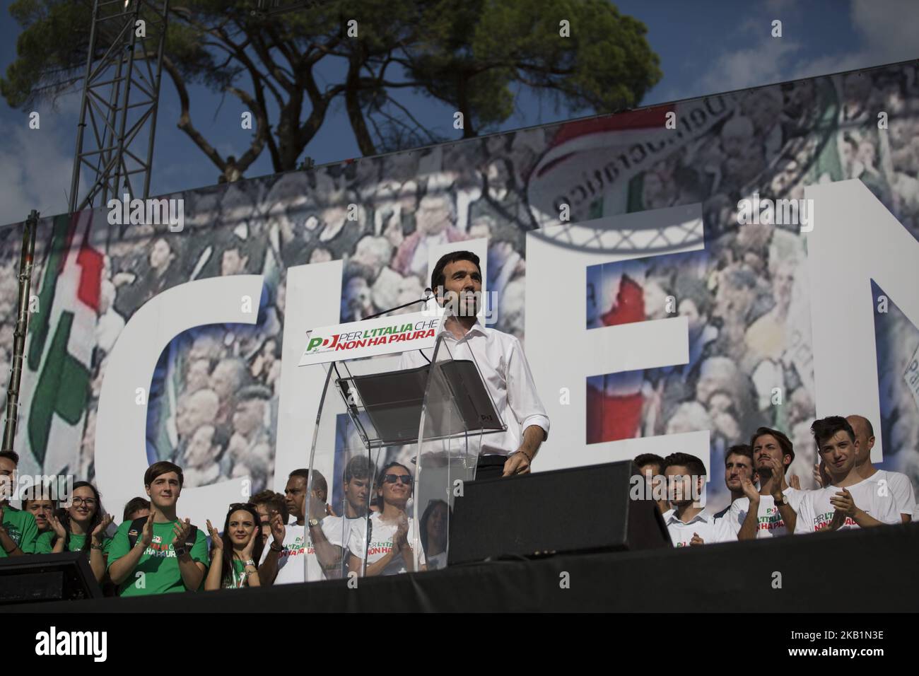 Der Sekretär der italienischen Partei „Partito Democratico“ (Demokratische Partei), Maurizio Martina (C), hält am 30. September 2018 während einer Demonstration auf der Piazza del Popolo in der Innenstadt Roms eine Rede, um gegen die Regierungspolitik zu protestieren. (Foto von Christian Minelli/NurPhoto) Stockfoto