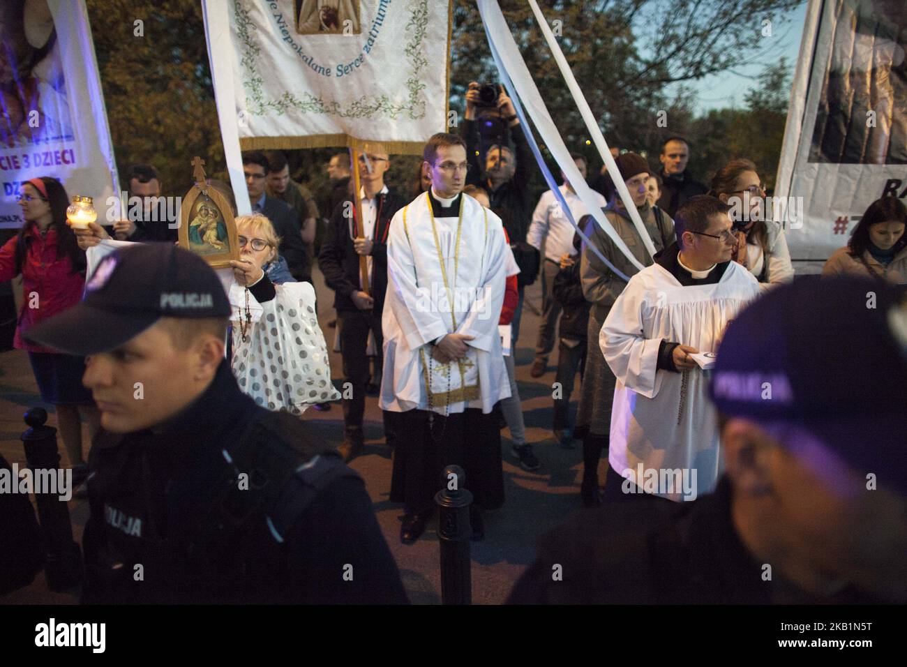 Ein Priester, der am 30. September 2018 während des Pro Choice Marsches in Warschau von der Polizei umgeben war. (Foto von Maciej Luczniewski/NurPhoto) Stockfoto