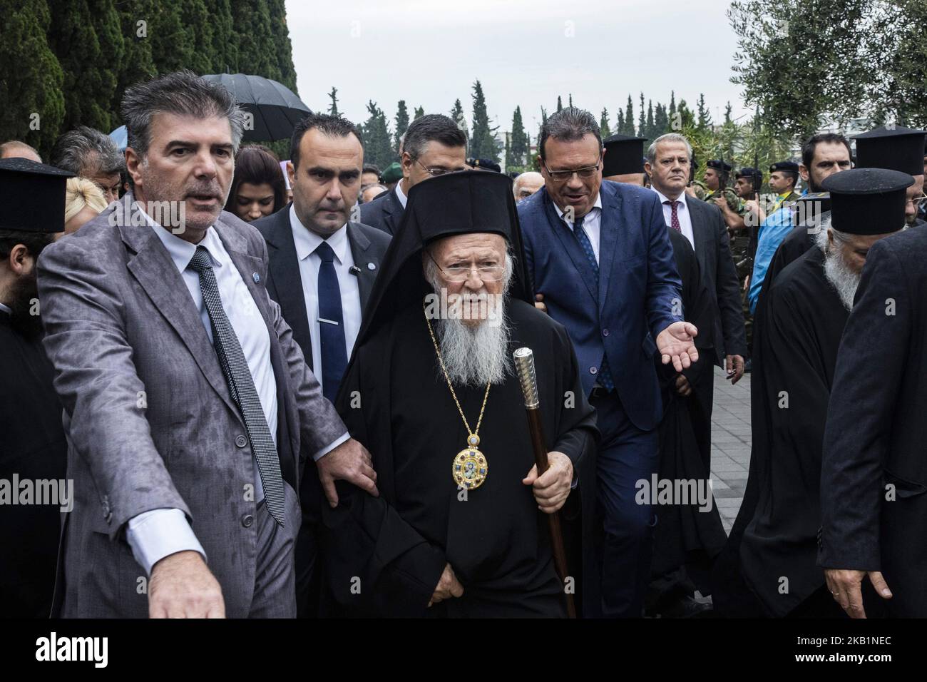 Patriarch Bartholomäus besucht am 30. September 2018 zum 100.. Jahrestag des Endes des Ersten Weltkriegs den alliierten Friedhof von Thessaloniki (Zeitenlik) in Griechenland. Die alliierten Friedhofs von Zeitenlik in Thessaloniki, Griechenland, ist mit 20,000 Soldaten die größte Nekropole Griechenlands, die meisten davon sind die 8089 Franzosen und 7500 Serben. Zusammen mit dem Patriarchen war Patriarch Irinej von Serbien und griechische Politiker. (Foto von Nicolas Economou/NurPhoto) Stockfoto