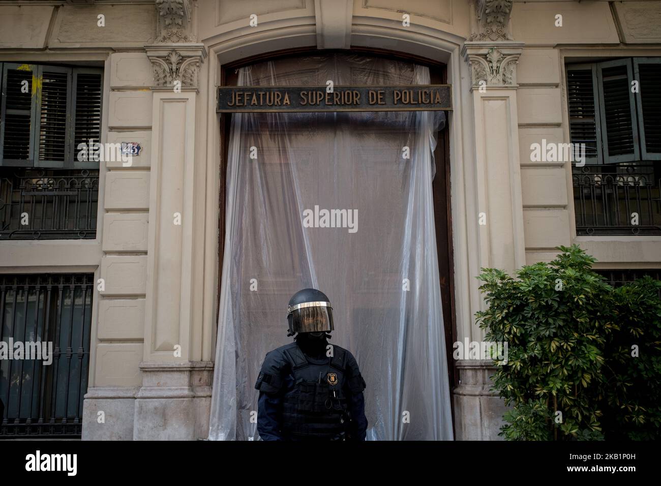 Ein katalanischer Regionalpolizist (Mossos d'Esquadra) steht am 1. Oktober 2018 in Barcelona, Spanien, Wache vor einer spanischen Polizeizentrale (Policia Nacional). Studenten marschierten durch die Straßen barcelonas, um des ersten Jahrestages des Unabhängigkeitsreferendums am 1. Oktober zu gedenken, was Hunderte von verletzten Wählern aufgrund der Niederschlagung durch die spanische Polizei veranlasste. (Foto von Jordi Boixareu/NurPhoto) Stockfoto