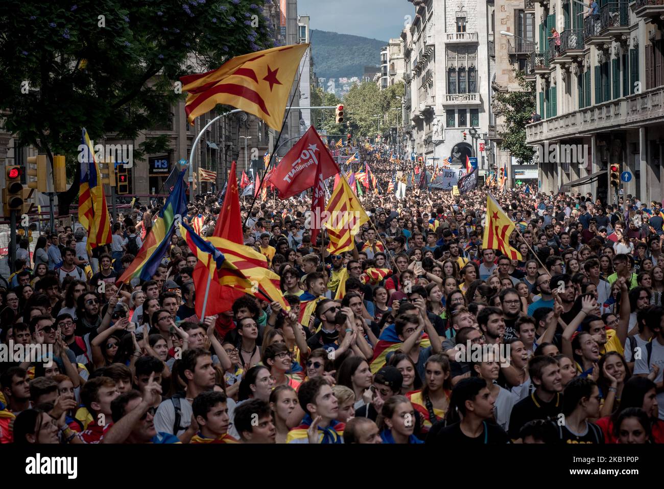 Studenten marschieren am 1. Oktober 2018 während einer Demonstration in Barcelona, Spanien, gegen die spanische Polizei. Studenten marschierten durch die Straßen Barcelonas, um des ersten Jahrestages des Unabhängigkeitsreferendums zu gedenken, das Hunderte von verletzten Wählern aufgrund der Niederschlagung durch die spanische Polizei veranlasste. (Foto von Jordi Boixareu/NurPhoto) Stockfoto