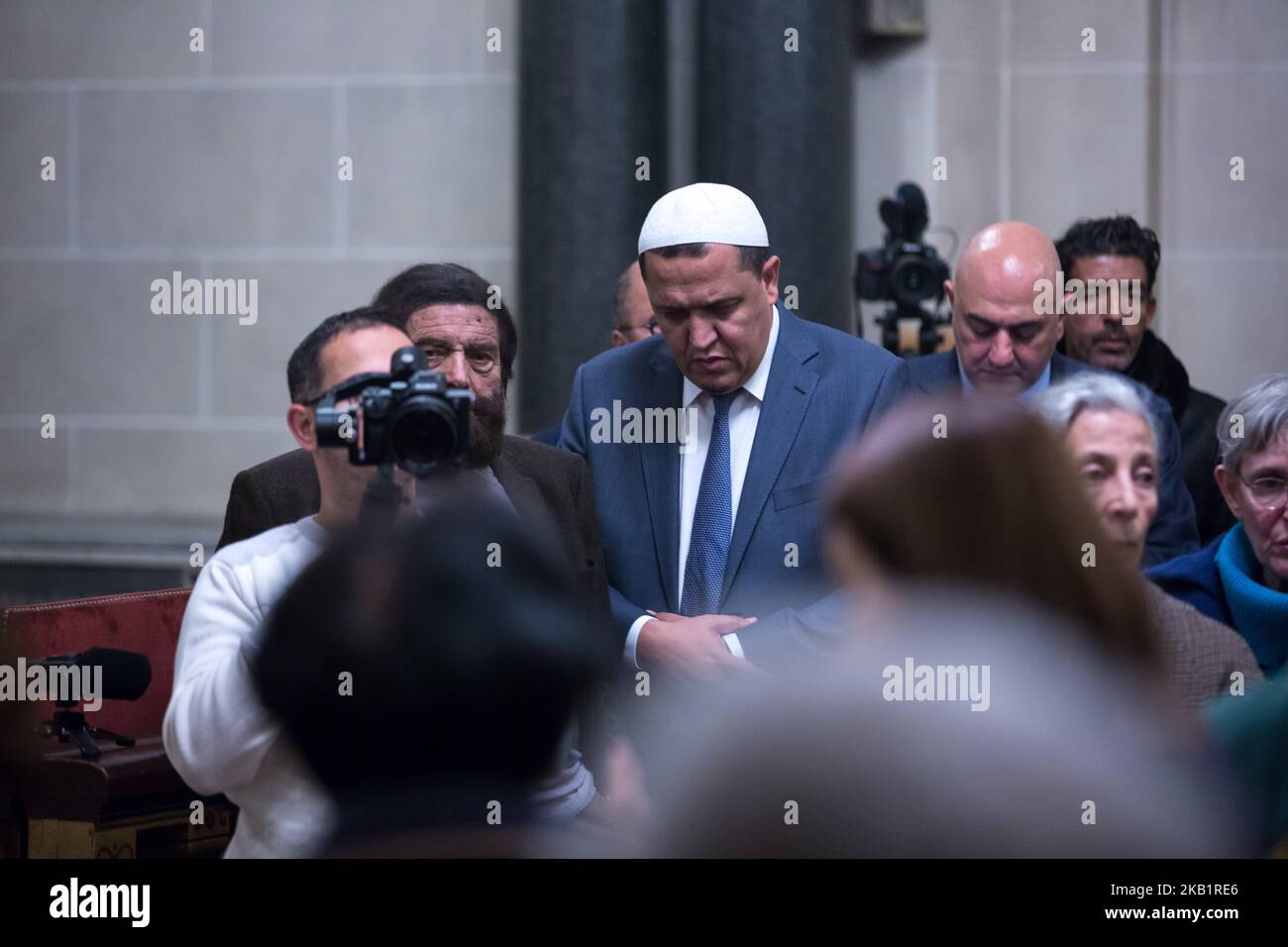 Der französische Schriftsteller und Menschenrechtsaktivist Marek Halter (2. l) und Hassen Chalghoumi (3. l), Imam der städtischen Drancy-Moschee, nehmen am 2. Oktober 2018 zu Ehren des französisch-armenischen Sängers Charles Aznavour an einem Gottesdienst in der armenischen Kathedrale von Paris, dem heiligen Johannes dem Täufer, Teil. Der legendäre französische Sänger Charles Aznavour starb im Alter von 94 Jahren am 1. Oktober 2018. Der Songwriter, der gerade letzten Monat von einer Konzerttournee durch Japan zurückgekehrt war, starb in seinem Haus in Alpilles im Südosten Frankreichs. (Foto von Michel Stoupak/NurPhoto) Stockfoto