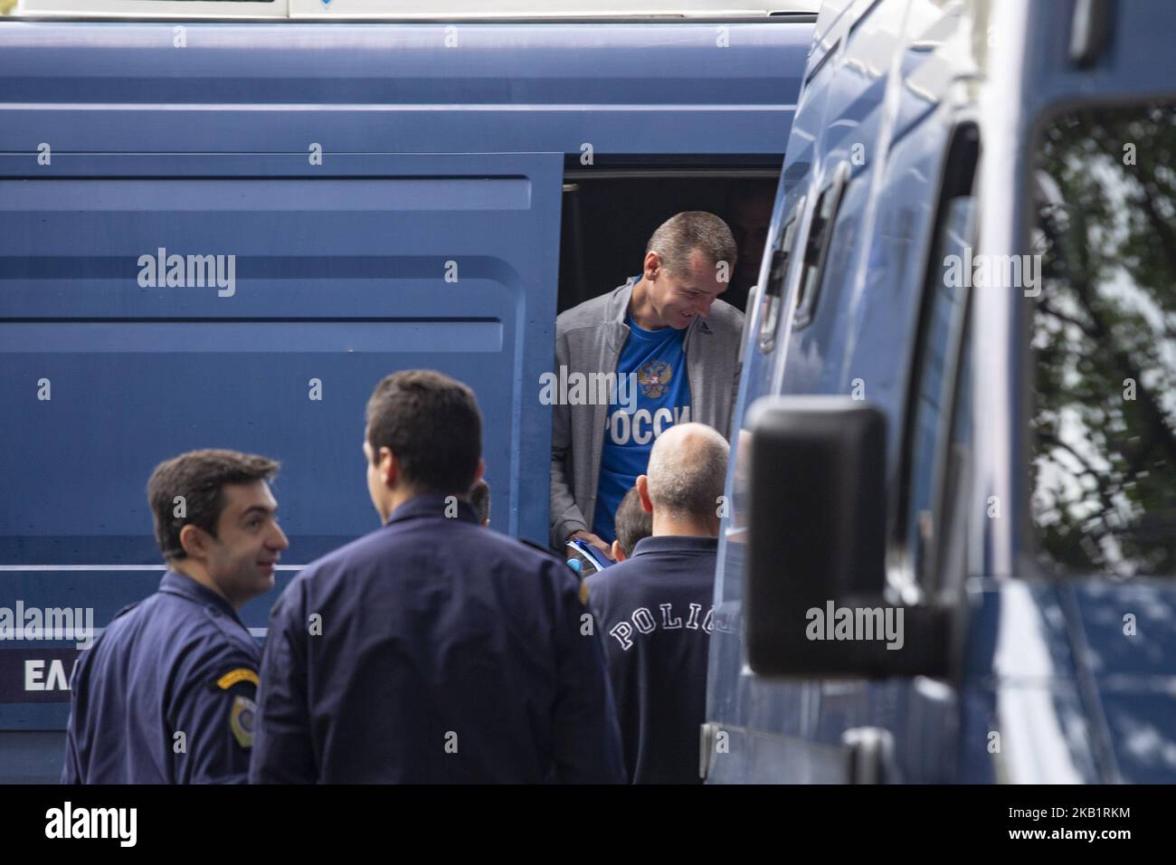 Alexander Vinnik verlässt den Transporter, um die griechischen Gerichte in Thessaloniki zu betreten und von französischen Ermittlern am 1. Oktober 2018 in Thessaloniki, Griechenland, befragt zu werden (Foto: Nicolas Economou/NurPhoto) Stockfoto