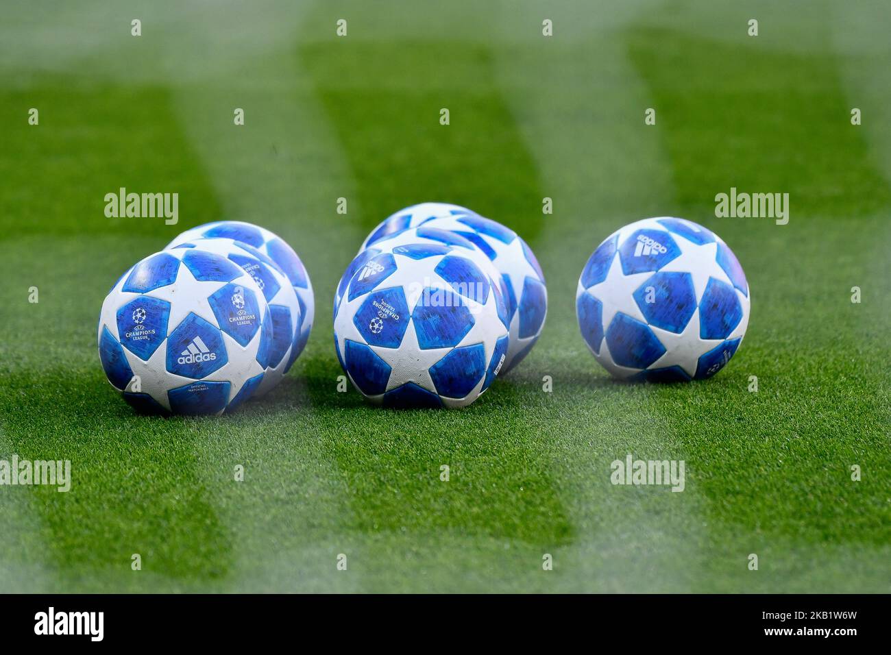 Die offiziellen Ballspiele während des UEFA Champions' League Fußballspiels Paris Saint Germain (PSG) gegen Red Star Belgrad im Parc des Princes-Stadion in Paris am 3. Oktober 2018. (Foto von Julien Mattia/NurPhoto) Stockfoto