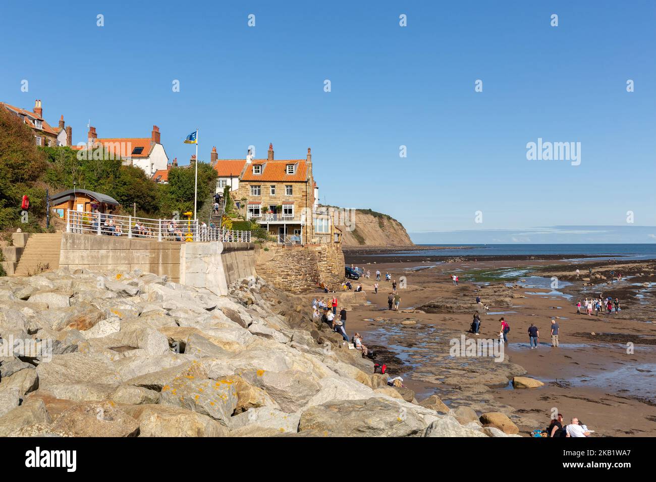 Robin Hood's Bay, Großbritannien: Urlauber erkunden den Strand und die Küste des malerischen Dorfes North Yorkshire Stockfoto