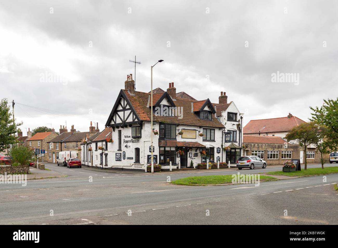 Scarborough, Großbritannien: Ye Olde Forge Valley Inn, Pub und Restaurant im Dorf West Ayton, North Yorkshire Stockfoto