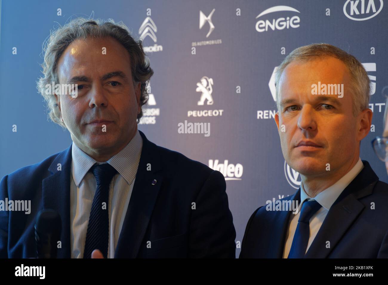 Luc Chatel (L) (französische Automobillobby PFA) und Francois de Rugy (französischer Minister für den ökologischen und integrativen Wandel) nehmen am Mondial Paris Motor Show 2018 - Outdoor Place de La Concorde Paris im Testzentrum für Elektroautos auf dem Place de la Concorde in Paris Teil, Frankreich am 4. Oktober 2018. (Foto von Daniel Pier/NurPhoto) Stockfoto