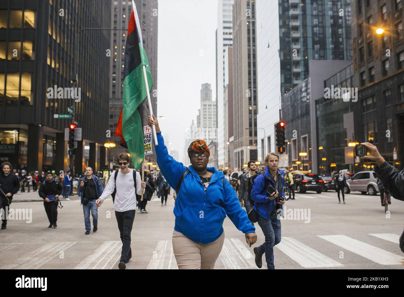 Die Demonstranten protestieren, während sie das Urteil im Mordprozess gegen den Chicagoer Polizeibeamten Jason Van Dyke entlang der Michigan Avenue am 5. Oktober 2018 in Chicago, Illinois, feiern. Die Verurteilung findet am 31. Oktober 2018 statt. (Foto von Jim Vondruska/NurPhoto) Stockfoto