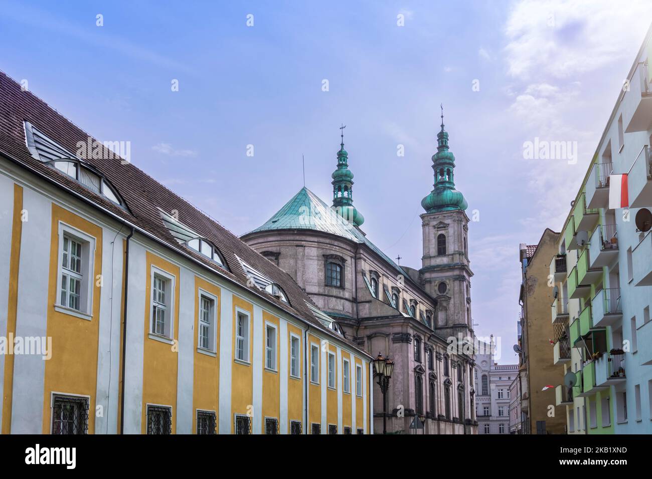 Die Kirche der Himmelfahrt der seligen Jungfrau Maria (Kościół Wniebowzięcia Najświętszej Marii Panny) und der Bischofssitz sind von einem historischen Gebäude umgeben Stockfoto
