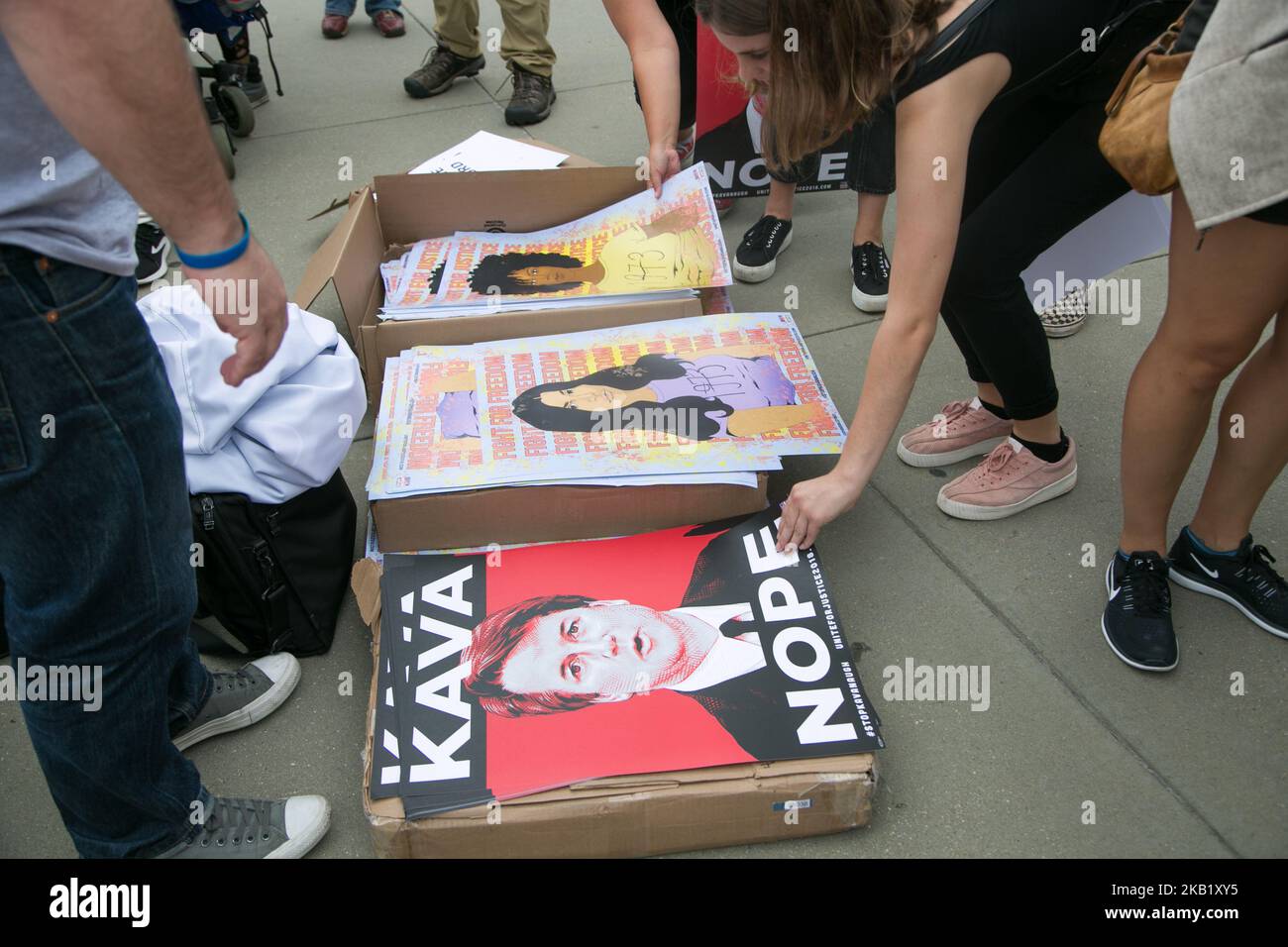 Die Demonstranten versammeln sich am Samstagnachmittag, dem 6. Oktober 2018, in Washington, DC, um gegen den Kandidaten für den Obersten Gerichtshof, Brett Kavanaugh, zu demonstrieren. (Foto von Emily Molli/NurPhoto) Stockfoto