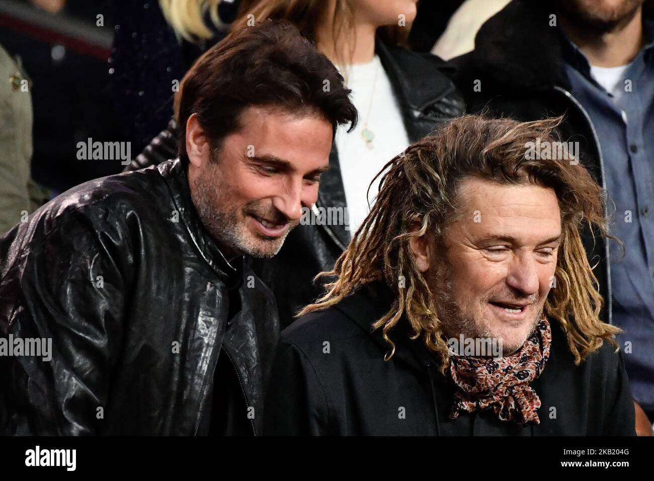 Der französische Fernsehmoderator Olivier Delacroix (R) nimmt am 7. Oktober 2018 am französischen Fußballspiel L1 zwischen Paris Saint-Germain (PSG) und Olympique de Lyon (OL) im Stadion Parc des Princes in Paris Teil. (Foto von Julien Mattia/NurPhoto) Stockfoto