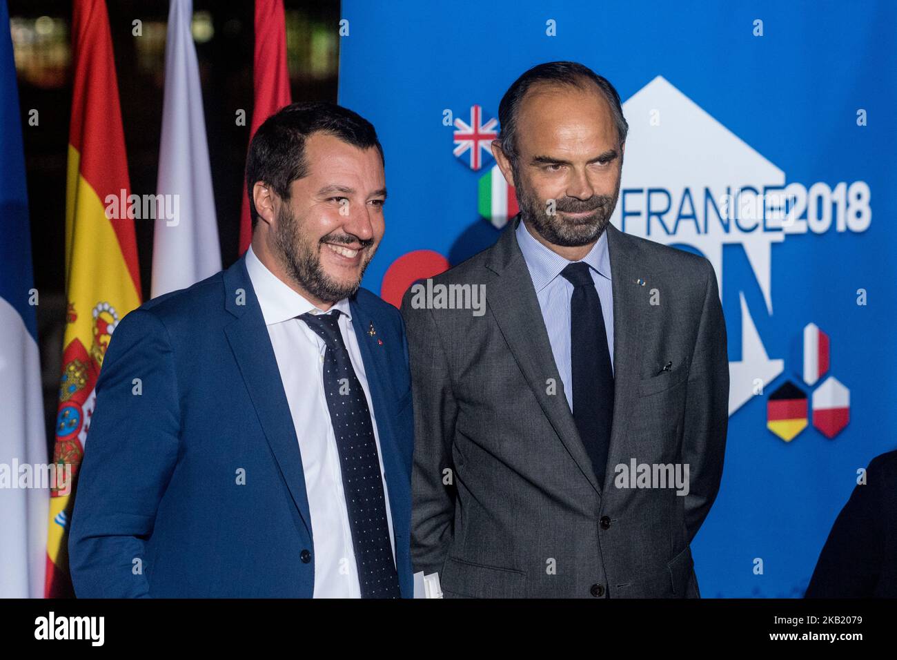 Der französische Premierminister und Interims-Innenminister Edouard Philippe (R) begrüßt Italiens Innenminister Matteo Salvini am 8. Oktober 2018 in Lyon, während des Gipfels der Innenminister Frankreichs, Deutschlands, des Vereinigten Königreichs, Spaniens, Italiens und Polens G6. Die Innenminister der G6 europäischen Länder trafen sich zu einem Treffen, um die internationale Zusammenarbeit in Migrationsfragen und die Bekämpfung des Terrorismus zu erörtern. (Foto von Nicolas Liponne/NurPhoto) Stockfoto