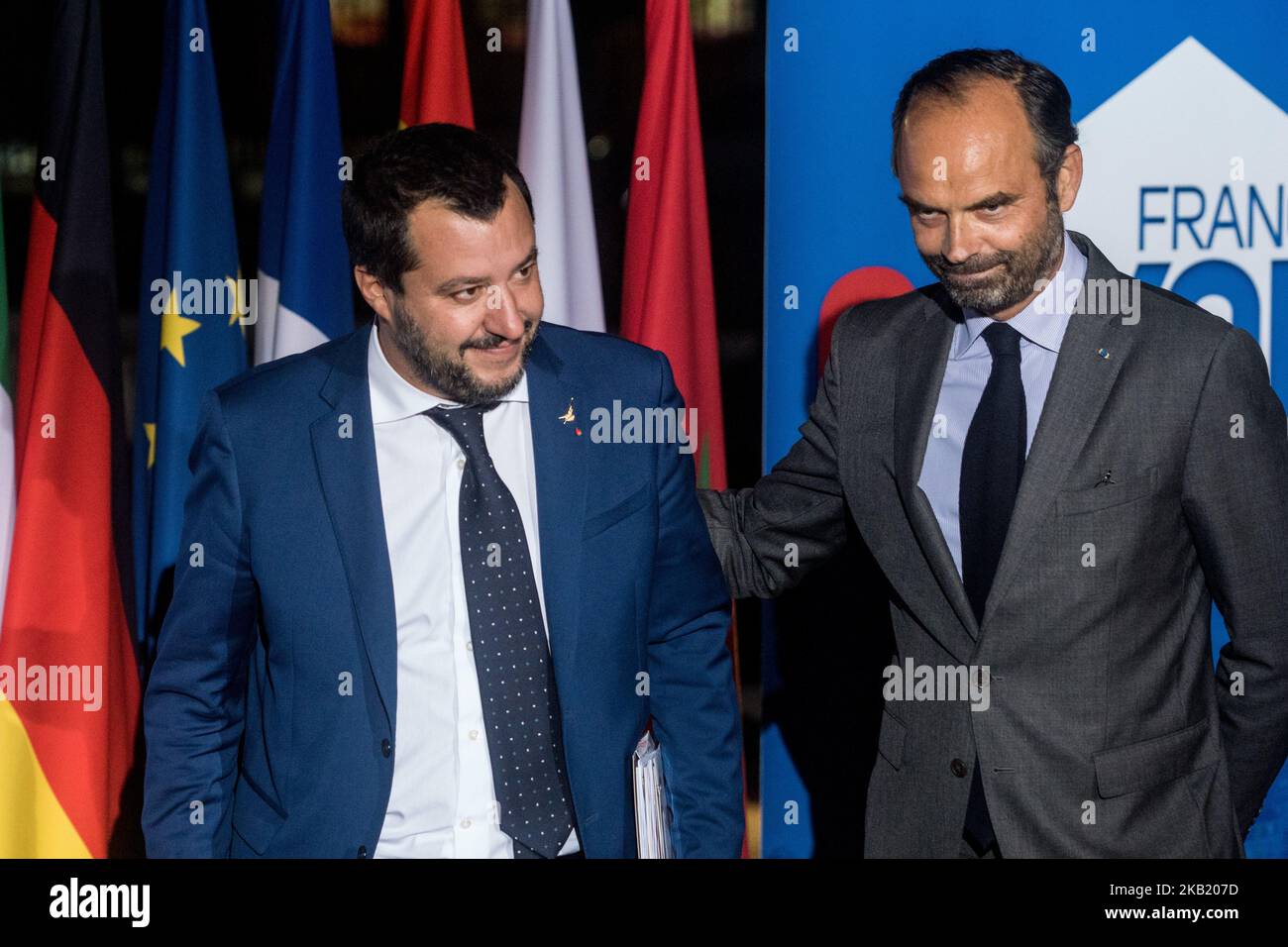 Der französische Premierminister und Interims-Innenminister Edouard Philippe (R) begrüßt Italiens Innenminister Matteo Salvini am 8. Oktober 2018 in Lyon, während des Gipfels der Innenminister Frankreichs, Deutschlands, des Vereinigten Königreichs, Spaniens, Italiens und Polens G6. Die Innenminister der G6 europäischen Länder trafen sich zu einem Treffen, um die internationale Zusammenarbeit in Migrationsfragen und die Bekämpfung des Terrorismus zu erörtern. (Foto von Nicolas Liponne/NurPhoto) Stockfoto