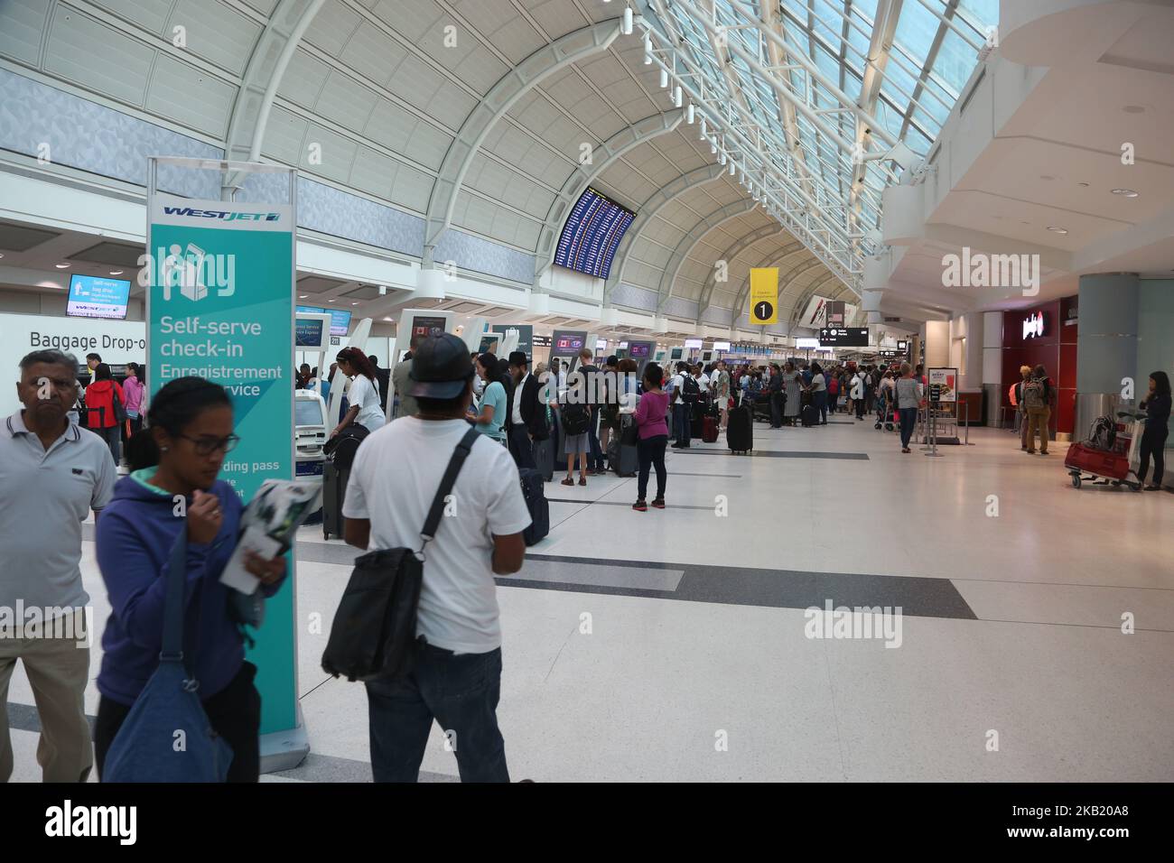 Passagiere checken für Flüge am internationalen Flughafen Lester B. Pearson in Mississauga, Ontario, Kanada, ein. Pearson International Airport ist Kanadas größter und verkehrsreichster Flughafen. (Foto von Creative Touch Imaging Ltd./NurPhoto) Stockfoto