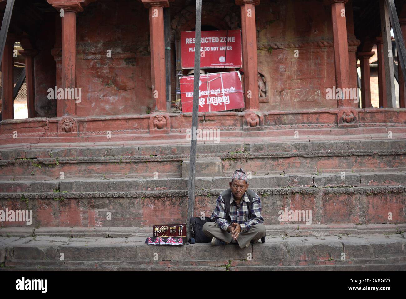 57yrs alte RAM Gautam ruht sich aus, nachdem sie Iron am Dienstag, 09. Oktober 2018, am Basantapur Durbar Square, Kathmandu, Nepal verkauft hat. (Foto von Narayan Maharjan/NurPhoto) Stockfoto